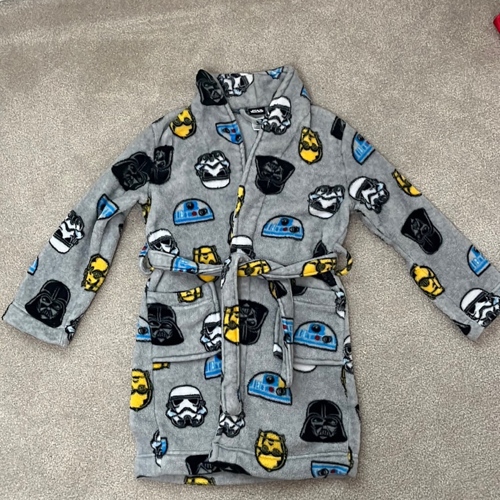 Boy’s size 10 Star Wars fluffy fleece bathrobe.